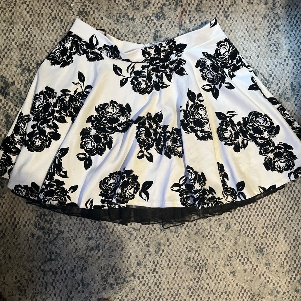 Y2K Black and white floral mini skirt